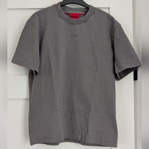 HUGO Men's Short Sleeve Crewneck Tee in Charcoal